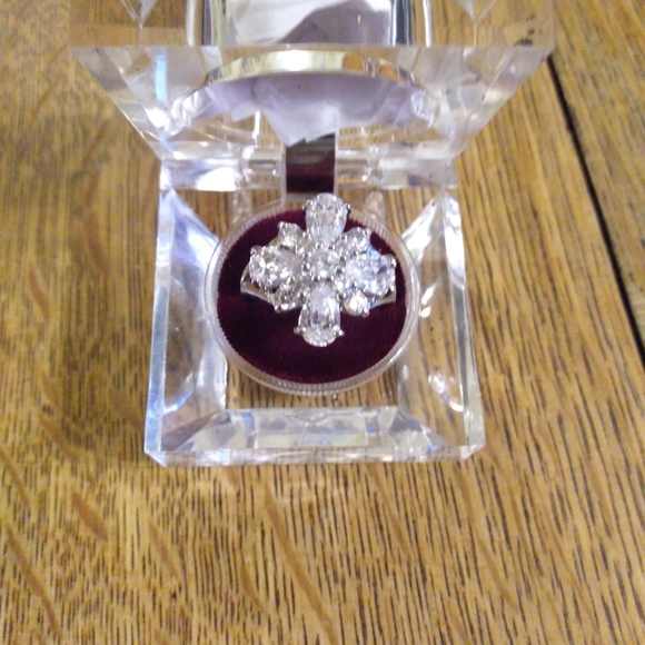 Avon CZ Women's Ring - Picture 1 of 5